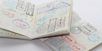 España transpone una norma europea sobre protección consular con año y medio de retraso