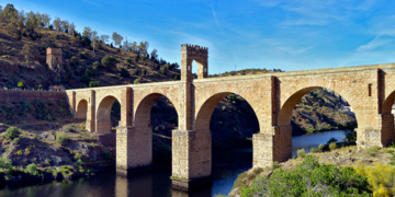 El puente romano de Alcántara, “que durará tanto cuanto el mundo durare”