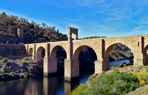 El puente romano de Alcántara, “que durará tanto cuanto el mundo durare”