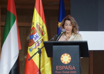 La ministra de Transportes ofrece en Emiratos la experiencia ferroviaria de España