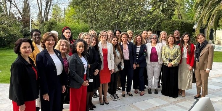 Teresa Ribera, la Embajada de Finlandia y la Red de Mujeres Embajadoras abordan el cambio climático