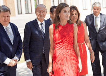 La Reina inaugura una reunión del Cervantes marcada por las finanzas