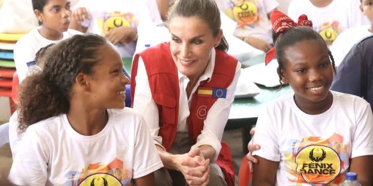 La Reina visita la sede de AECID y dos proyectos de cooperación en Cartagena de Indias