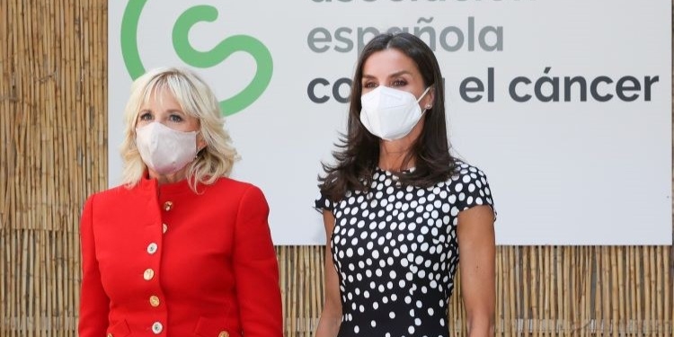 Jill Biden: de visitar con la Reina la Asociación contra el Cáncer a comprar alpargatas