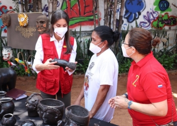La Reina visita en Paraguay el centro decano de la Red de Centros Culturales de España