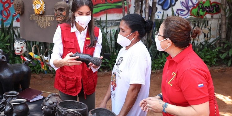 La Reina visita en Paraguay el centro decano de la Red de Centros Culturales de España