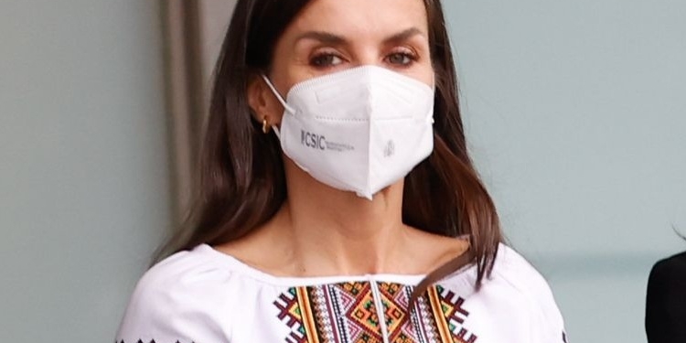 La Reina compró la ‘sorochka’ ucraniana en un mercadillo para lucirla en un acto público