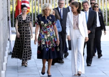La Reina y Jill Biden, en el Centro de Acogida de Refugiados Ucranianos