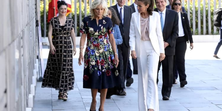 La Reina y Jill Biden, en el Centro de Acogida de Refugiados Ucranianos