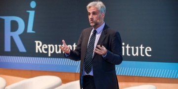 Los españoles, más críticos con las empresas propias que con las extranjeras