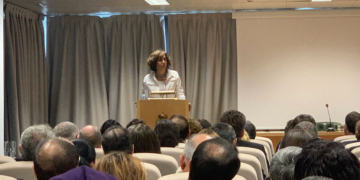 La secretaria de Estado de España Global, Irene Lozano, durante la reunión con los embajadores./ Foto: España Global