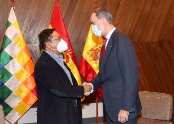 El Rey se reúne con Arce, acompañado de Iglesias y González Laya