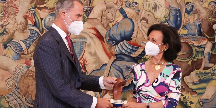 Ana Botín recibe de manos del Rey el Premio Enrique V. Iglesias de CEAPI