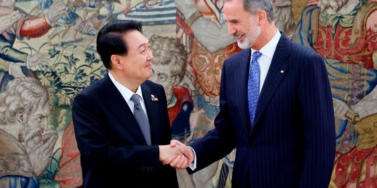 El jefe del Ejecutivo viaja el miércoles a Corea del Sur para reunirse con el presidente Yoon