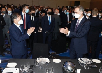 El Gobierno despliega toda su diplomacia económica durante la visita de Moon Jae-in