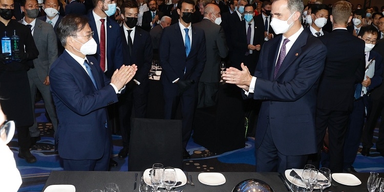 El Gobierno despliega toda su diplomacia económica durante la visita de Moon Jae-in