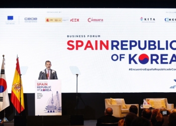 Felipe VI se reúne en Seúl con empresarios y grandes conglomerados industriales