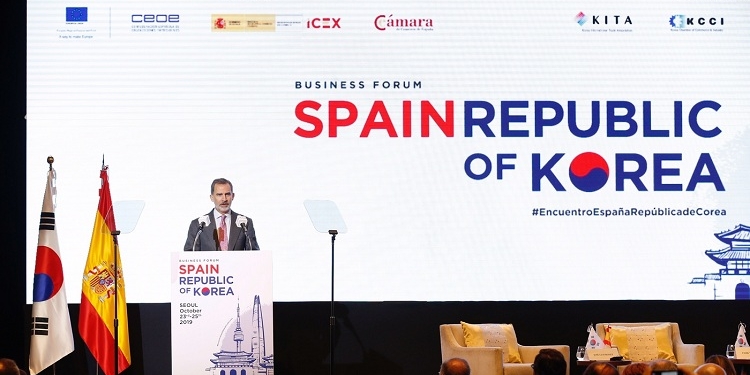 Felipe VI se reúne en Seúl con empresarios y grandes conglomerados industriales