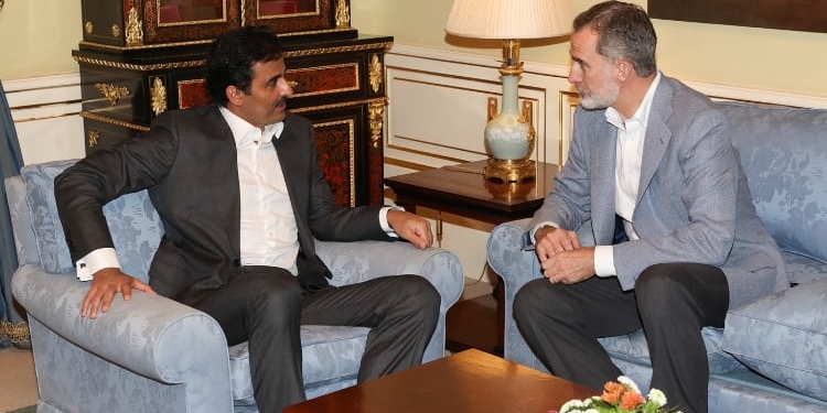 Don Felipe y el jeque Tamim Al Thani, ayer en Madrid./ Foto: Casa de SM el Rey