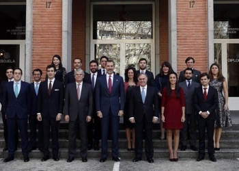 El Rey insta a los nuevos diplomáticos a promover la democracia y los DDHH