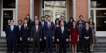 El Rey insta a los nuevos diplomáticos a promover la democracia y los DDHH