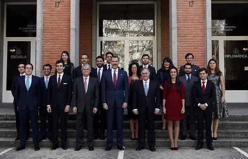 El Rey insta a los nuevos diplomáticos a promover la democracia y los DDHH