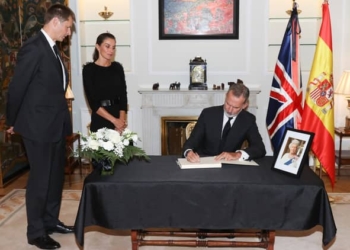 Los Reyes y Sánchez dan su pésame al embajador británico por la muerte de Isabel II