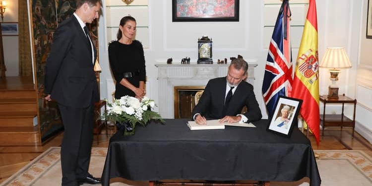 Los Reyes y Sánchez dan su pésame al embajador británico por la muerte de Isabel II