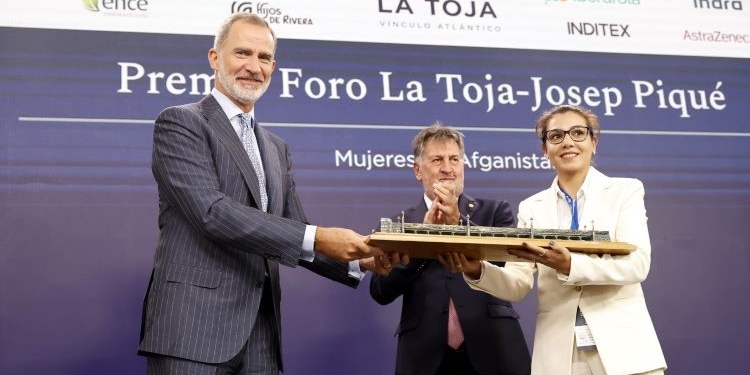 El Rey recuerda la figura de Josep Piqué en la inauguración del Foro La Toja