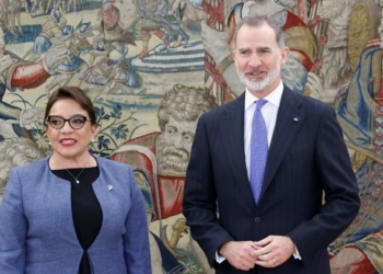 Xiomara Castro visita España coincidiendo con la llegada de 80 trabajadores agrícolas hondureños