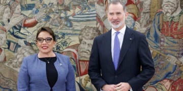 Xiomara Castro visita España coincidiendo con la llegada de 80 trabajadores agrícolas hondureños