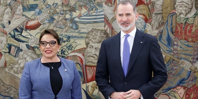 Xiomara Castro visita España coincidiendo con la llegada de 80 trabajadores agrícolas hondureños