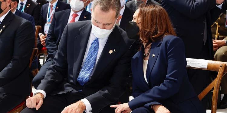 El Rey coincide con Kamala Harris en la toma de posesión de la presidenta de Honduras