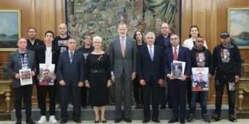 Felipe VI y Pedro Sánchez reciben a familiares de israelíes secuestrados por Hamás