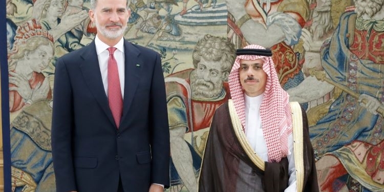 El ministro saudí de Exteriores analiza en España las oportunidades de comercio e inversión
