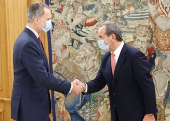 El nuevo secretario general de la SEGIB saluda a Don Felipe./ Foto: Casa de SM el Rey