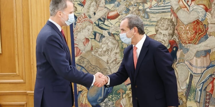 El nuevo secretario general de la SEGIB saluda a Don Felipe./ Foto: Casa de SM el Rey