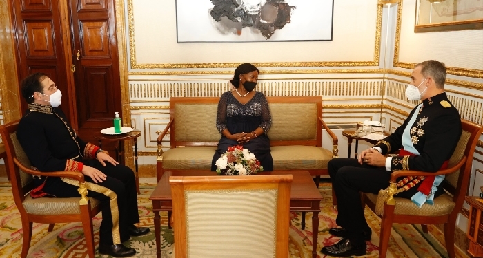 La embajadora de Mozambique charla con el rey y el ministro de Exteriores./ Fotos: Casa de SM el Rey