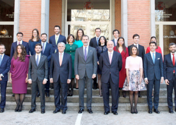 El Rey pide a los nuevos diplomáticos que actúen siempre con lealtad a España