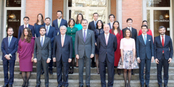 El Rey pide a los nuevos diplomáticos que actúen siempre con lealtad a España