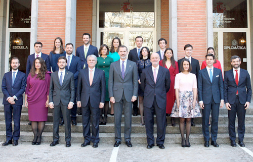 El Rey pide a los nuevos diplomáticos que actúen siempre con lealtad a España