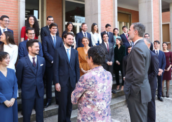 Su Majestad el Rey conversa con los nuevos secretarios de Embajada de la LXXI Promoción de la Carrera Diplomática, en presencia de la ministra de Exteriores./ Foto: Casa de SM el Rey
