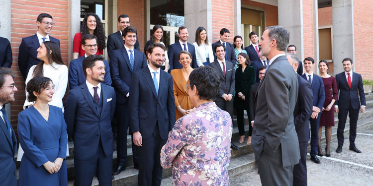 Su Majestad el Rey conversa con los nuevos secretarios de Embajada de la LXXI Promoción de la Carrera Diplomática, en presencia de la ministra de Exteriores./ Foto: Casa de SM el Rey