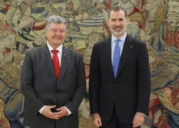 El Rey recibe a Poroshenko en el estreno internacional de Sánchez