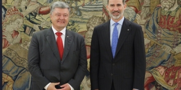 El Rey recibe a Poroshenko en el estreno internacional de Sánchez