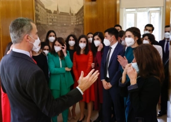 Don Felipe conversa con el grupo de secretarios de Embajada de la LXXIII Promoción de la Carrera Diplomática./ Foto: Casa de SM el Rey