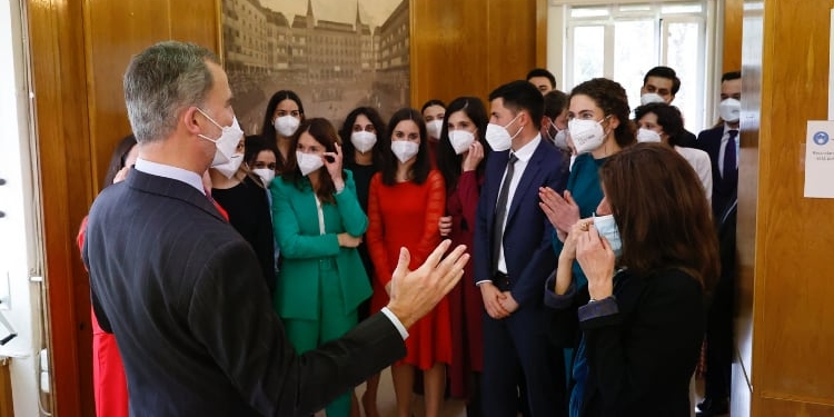 Don Felipe conversa con el grupo de secretarios de Embajada de la LXXIII Promoción de la Carrera Diplomática./ Foto: Casa de SM el Rey