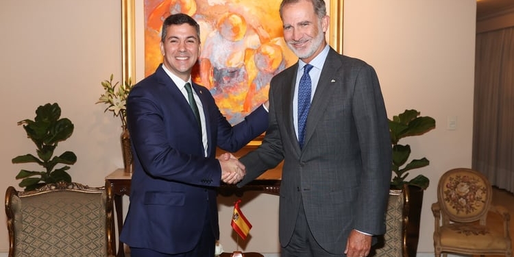 El rey se entrevista con el presidente de Paraguay, Santiago Peña, en su toma de posesión