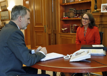 Su Majestad el Rey durante la audiencia a Rebeca Grynspan, Secretaria General Iberoamericana./ Foto: Casa de SM el Rey