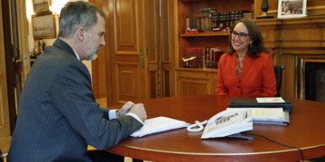 Su Majestad el Rey durante la audiencia a Rebeca Grynspan, Secretaria General Iberoamericana./ Foto: Casa de SM el Rey
